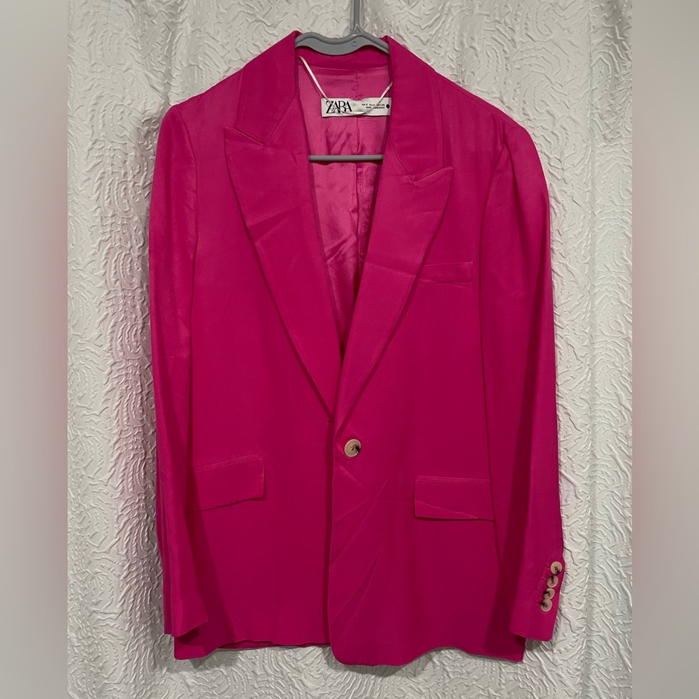 CLOSET CLEAN OUT
MAKE ME AN OFFER 
Zara EUC fuchsia blazer size S